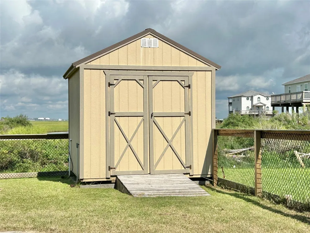 753 Bluewater Highway Surfside Beach, TX 77541