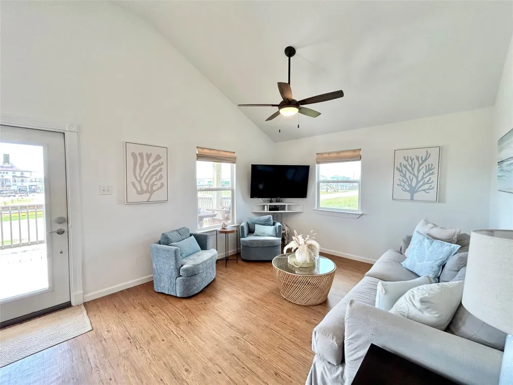 753 Bluewater Highway Surfside Beach, TX 77541