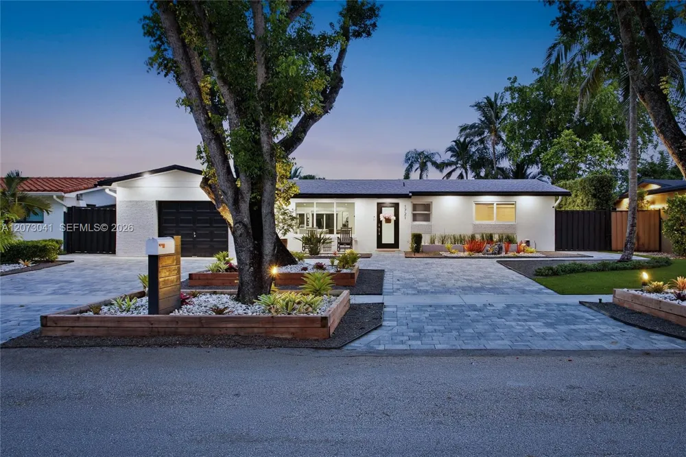 1721 NW 114th Ave Pembroke Pines, FL 33026