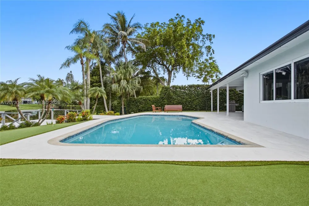 1721 NW 114th Ave Pembroke Pines, FL 33026