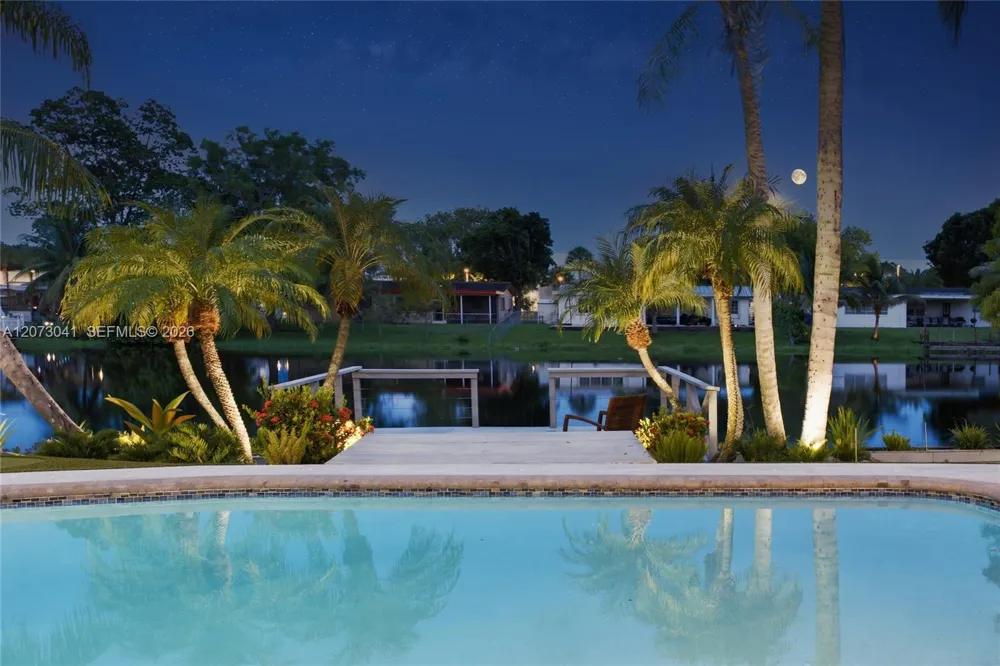 1721 NW 114th Ave Pembroke Pines, FL 33026