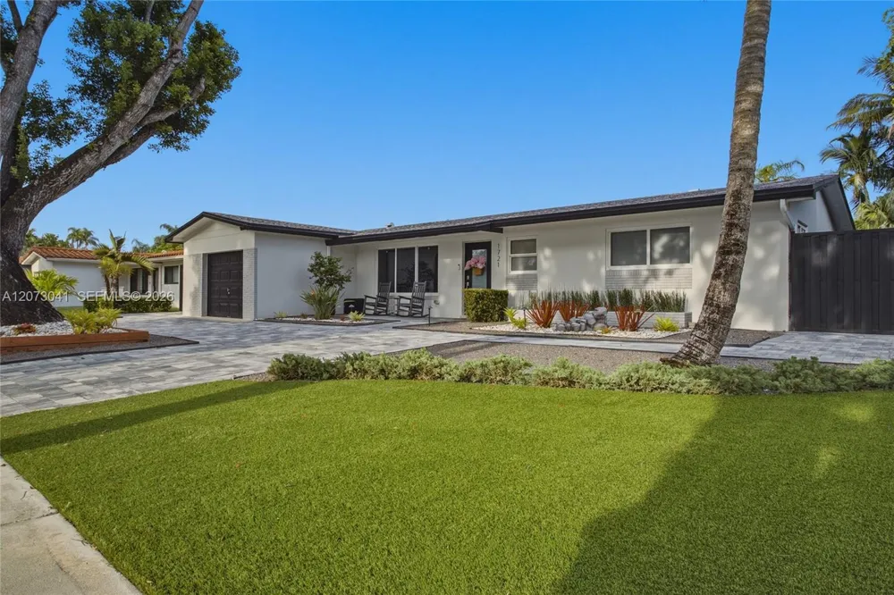 1721 NW 114th Ave Pembroke Pines, FL 33026