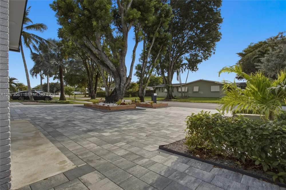 1721 NW 114th Ave Pembroke Pines, FL 33026