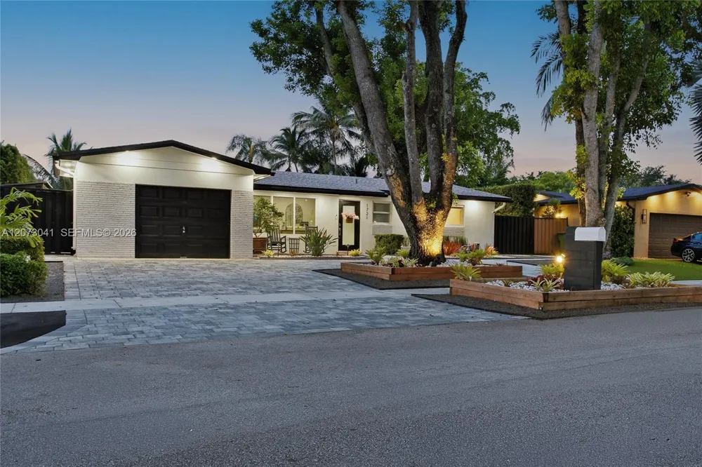 1721 NW 114th Ave Pembroke Pines, FL 33026