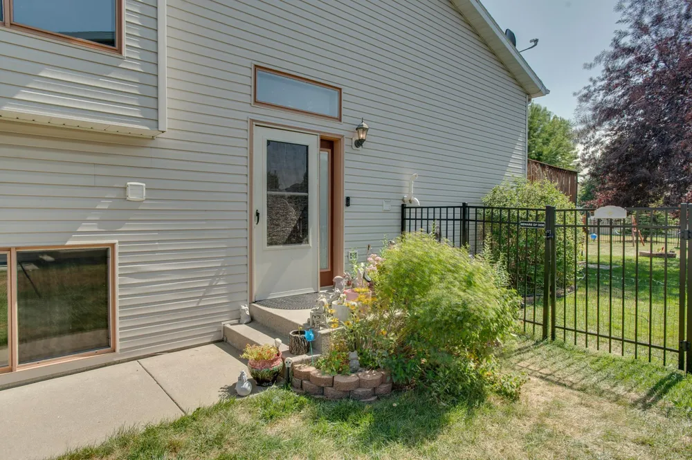 1427 Suntree Drive West Fargo, ND 58078
