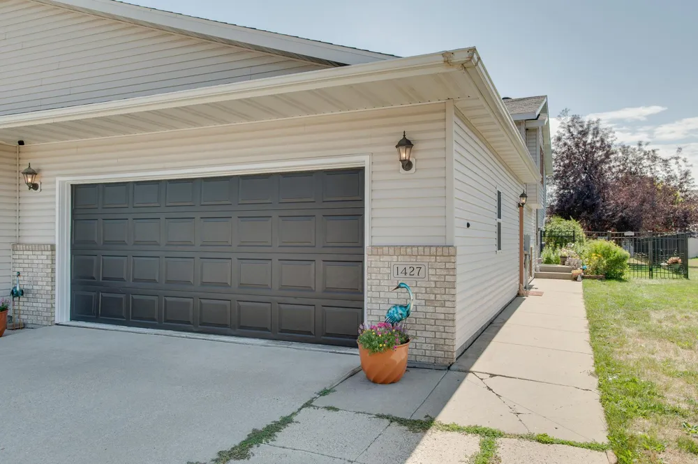 1427 Suntree Drive West Fargo, ND 58078