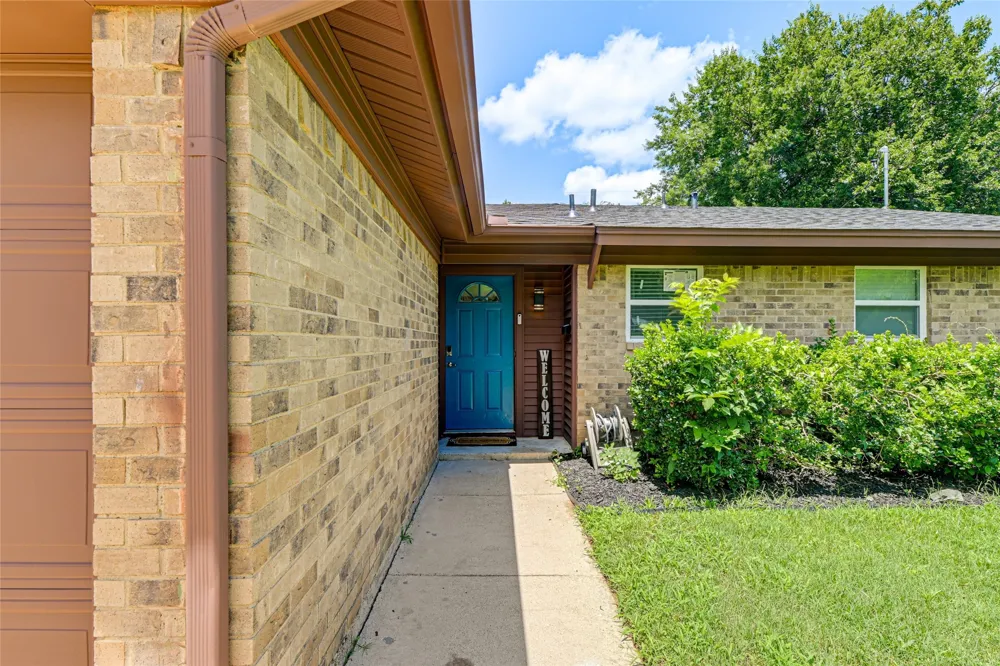 2009 Meadow Glen Irving, TX 75060