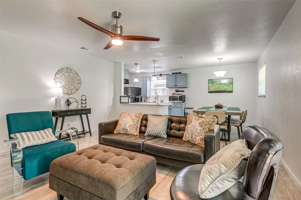 2009 Meadow Glen Irving, TX 75060