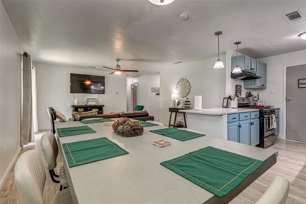 2009 Meadow Glen Irving, TX 75060