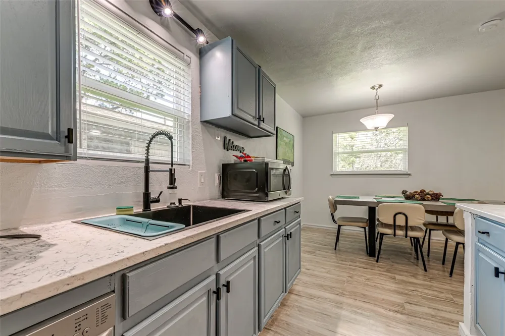 2009 Meadow Glen Irving, TX 75060