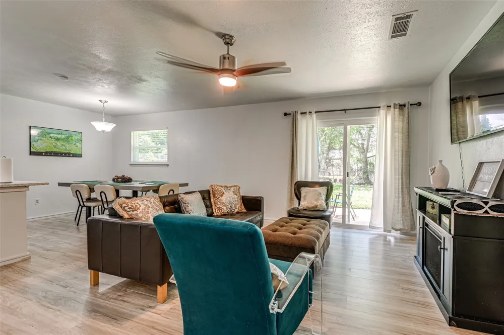 2009 Meadow Glen Irving, TX 75060