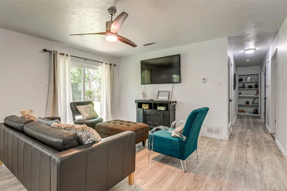 2009 Meadow Glen Irving, TX 75060