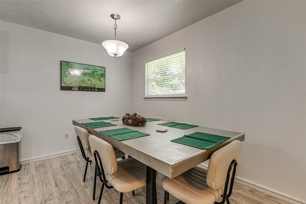 2009 Meadow Glen Irving, TX 75060
