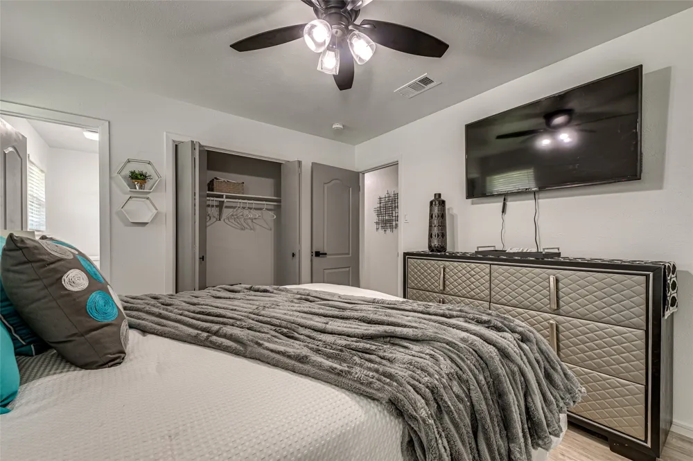 2009 Meadow Glen Irving, TX 75060