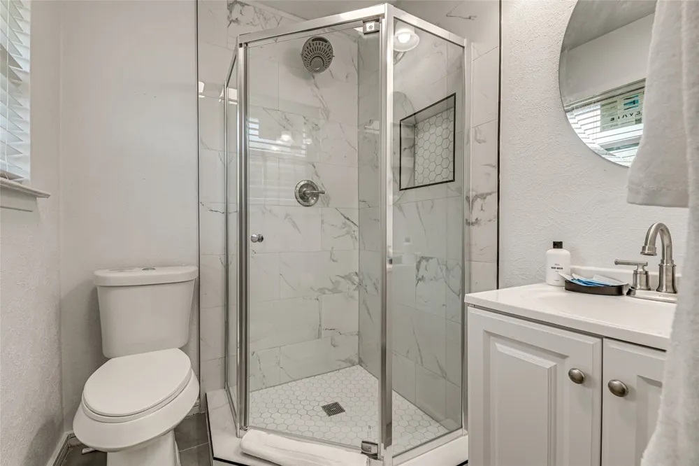 2009 Meadow Glen Irving, TX 75060