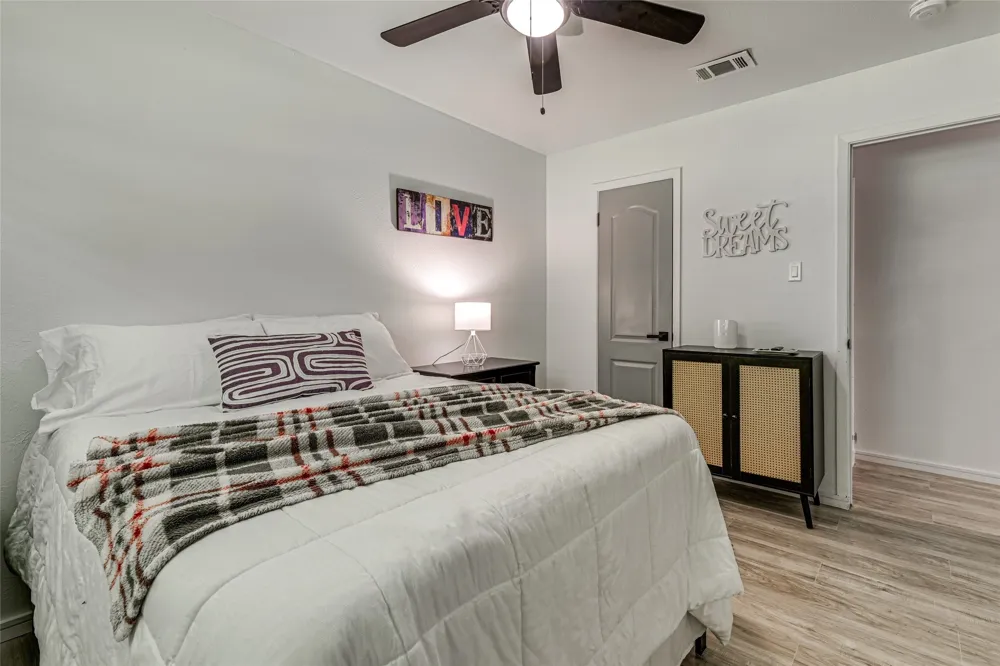 2009 Meadow Glen Irving, TX 75060