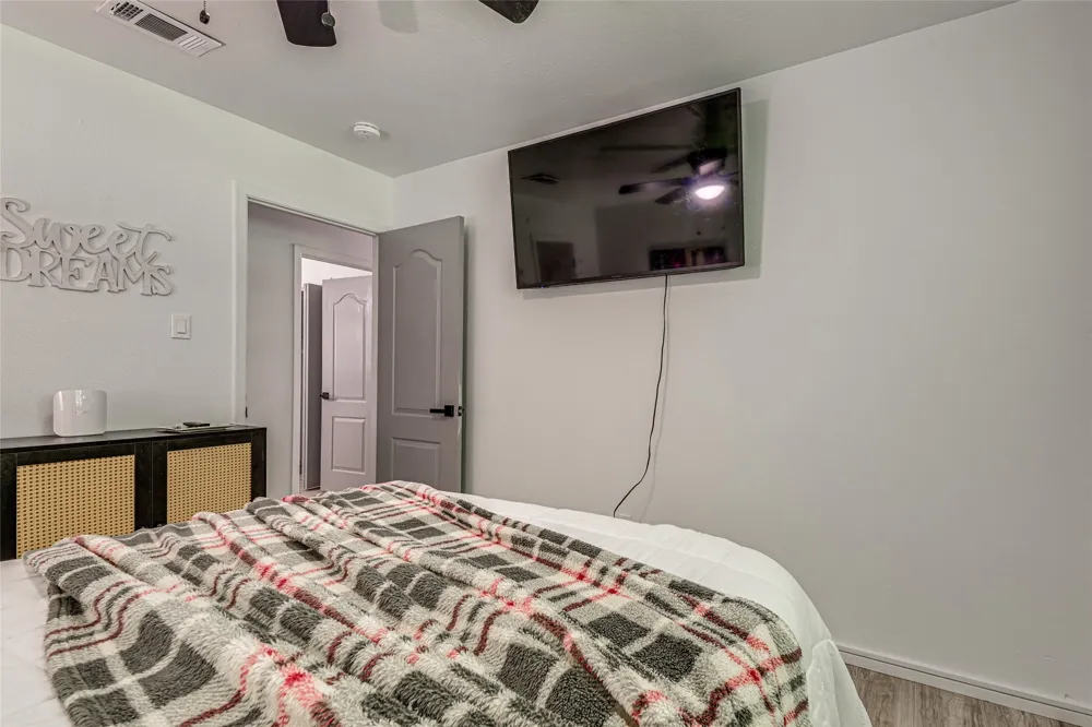 2009 Meadow Glen Irving, TX 75060