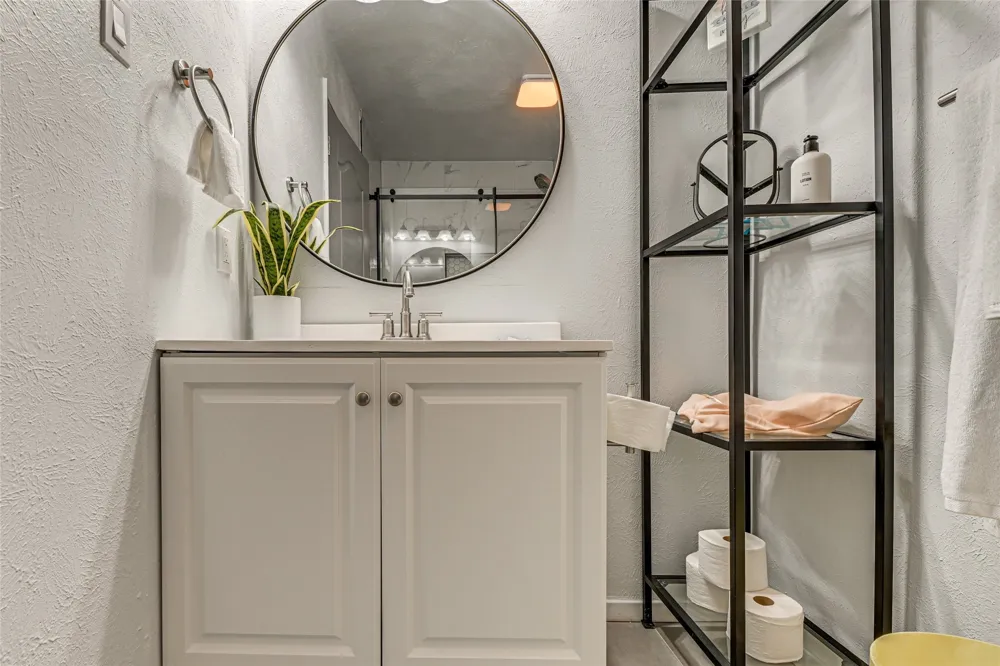 2009 Meadow Glen Irving, TX 75060