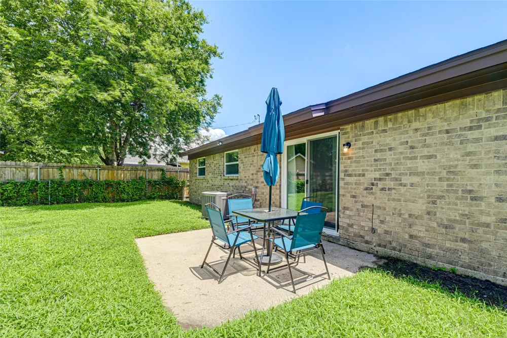 2009 Meadow Glen Irving, TX 75060