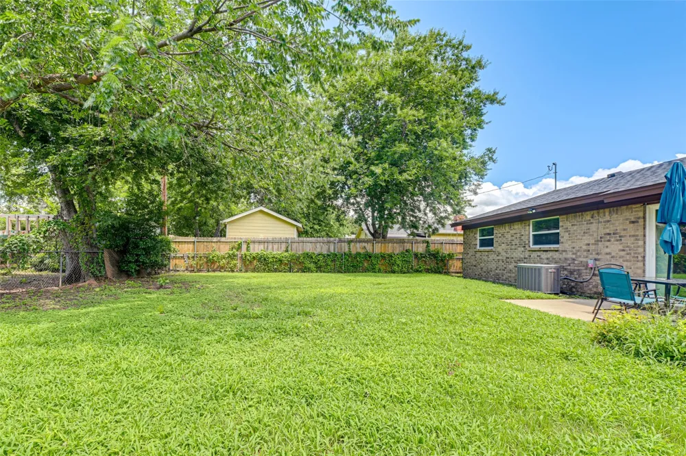 2009 Meadow Glen Irving, TX 75060