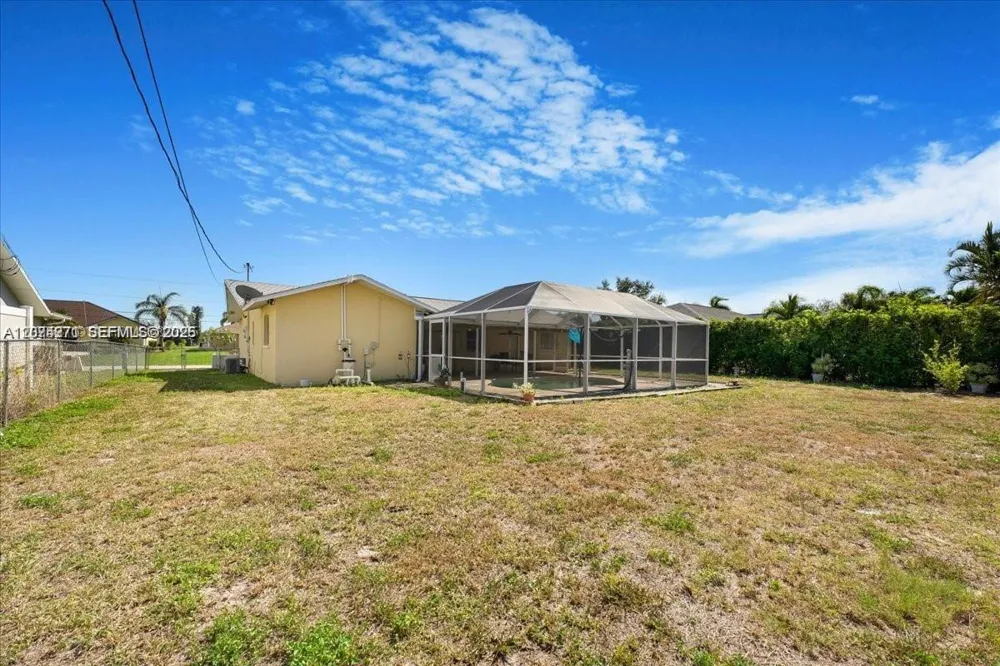 915 SE 20th ST Cape Coral, FL 33990