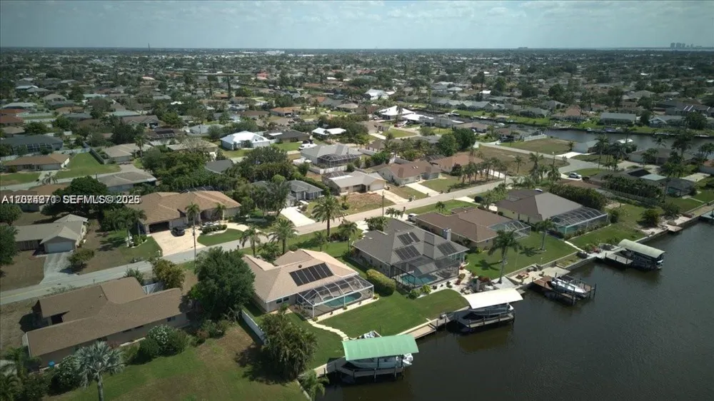 915 SE 20th ST Cape Coral, FL 33990