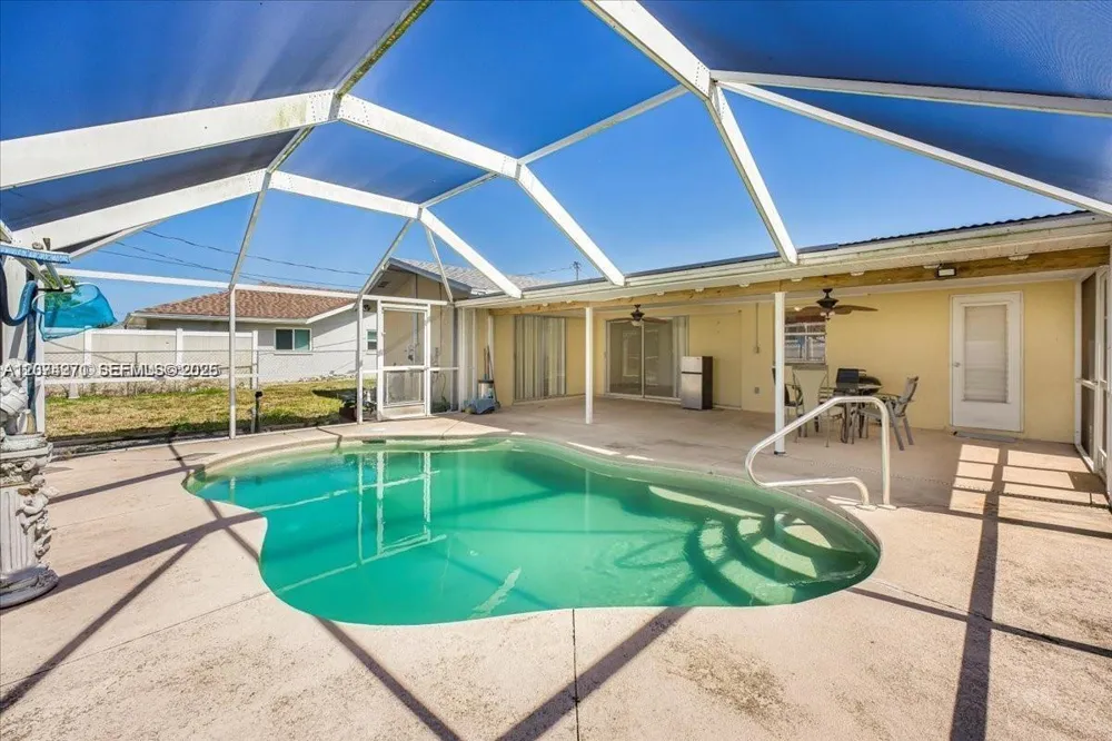 915 SE 20th ST Cape Coral, FL 33990