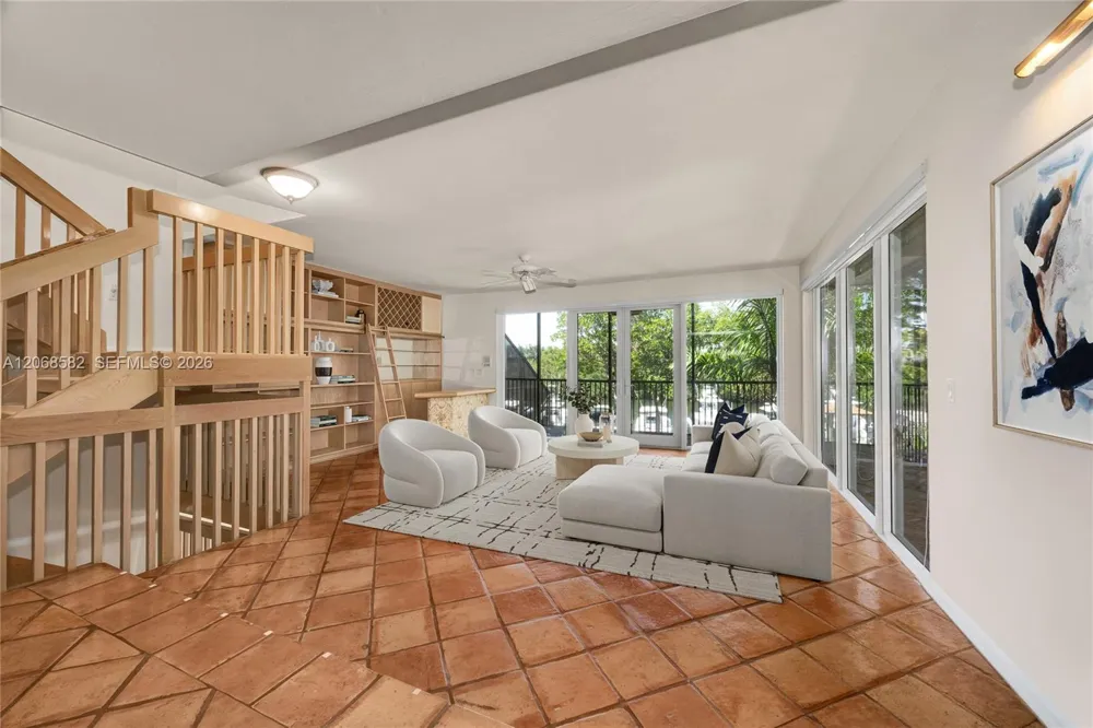 5996 Paradise Point Dr Palmetto Bay, FL 33157