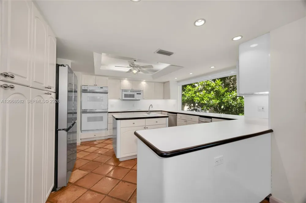 5996 Paradise Point Dr Palmetto Bay, FL 33157