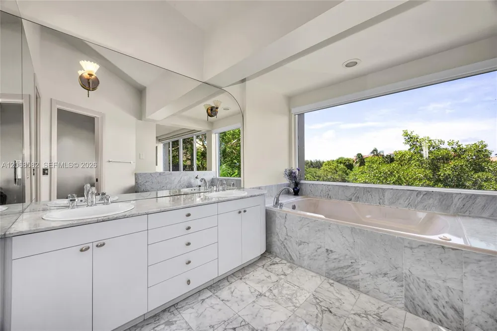 5996 Paradise Point Dr Palmetto Bay, FL 33157
