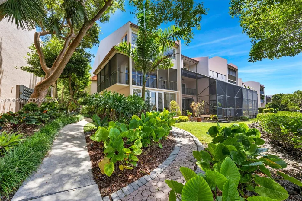 5996 Paradise Point Dr Palmetto Bay, FL 33157