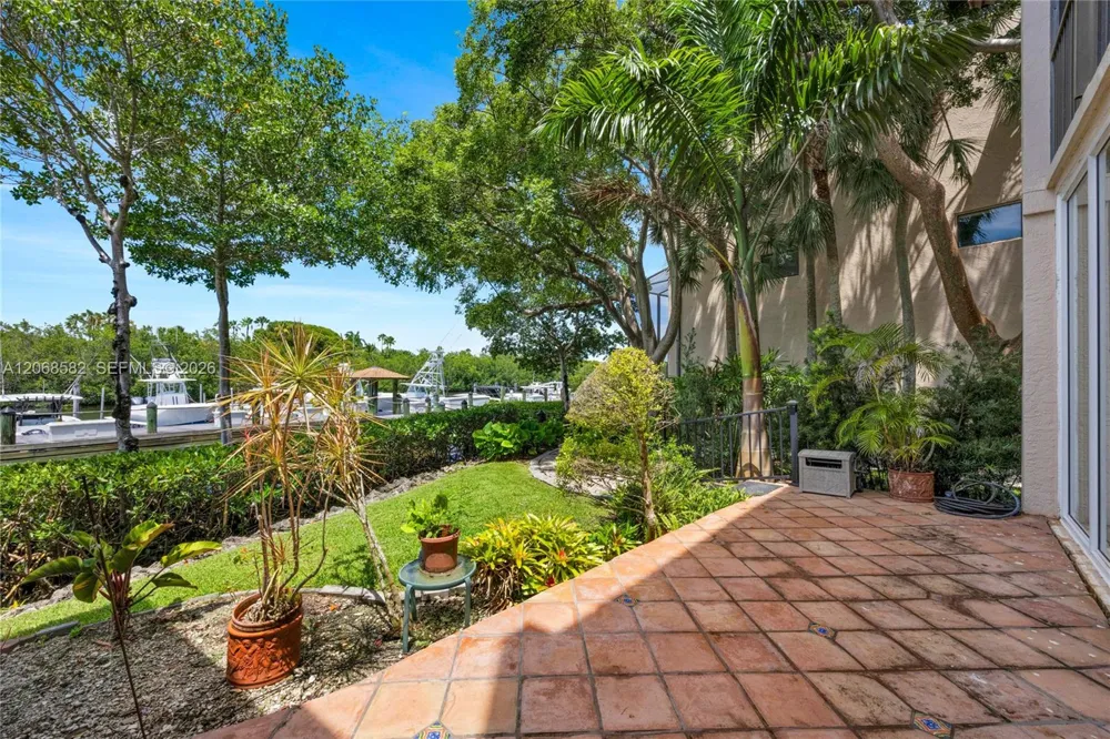 5996 Paradise Point Dr Palmetto Bay, FL 33157