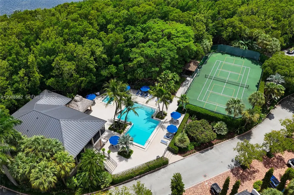 5996 Paradise Point Dr Palmetto Bay, FL 33157