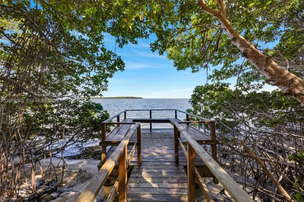 5996 Paradise Point Dr Palmetto Bay, FL 33157