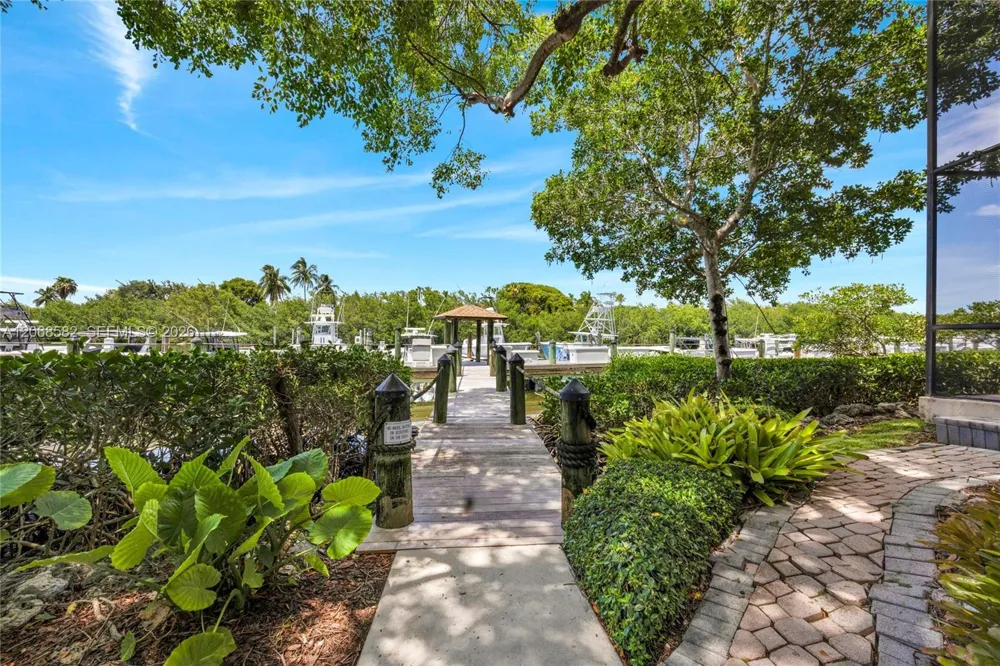 5996 Paradise Point Dr Palmetto Bay, FL 33157