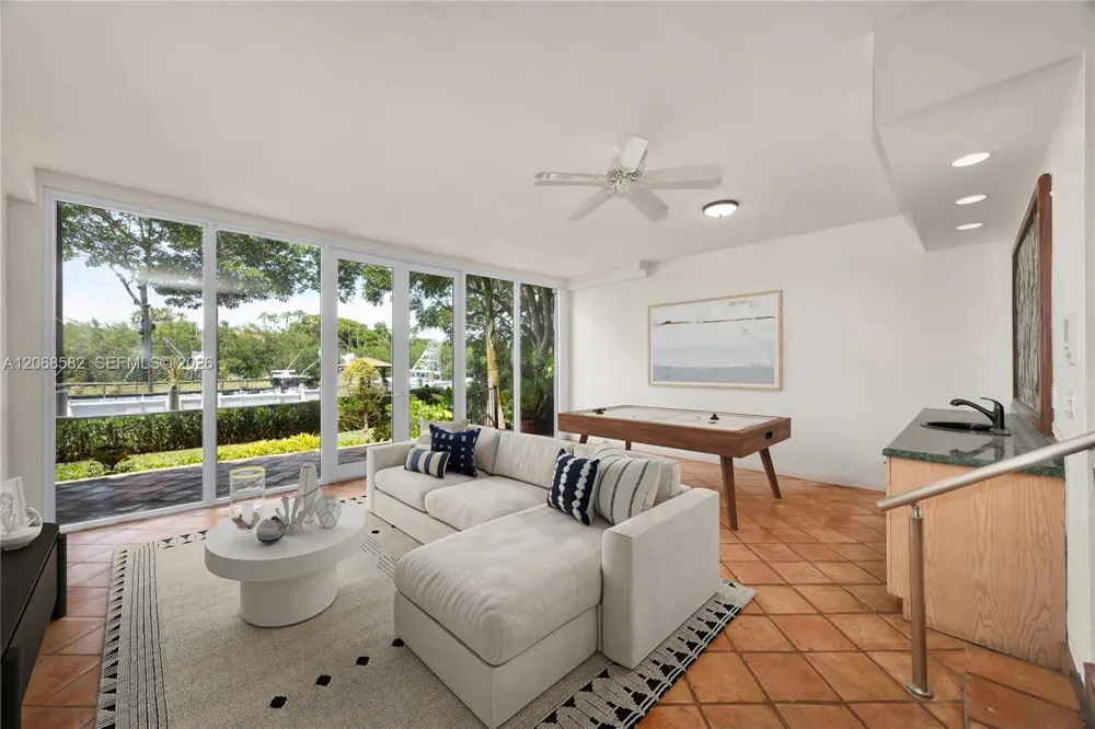 5996 Paradise Point Dr Palmetto Bay, FL 33157