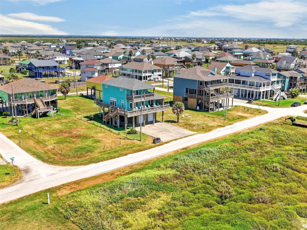 1335 Emerald Drive Crystal Beach, TX 77650