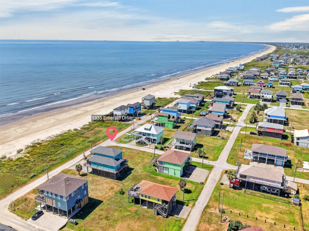 1335 Emerald Drive Crystal Beach, TX 77650
