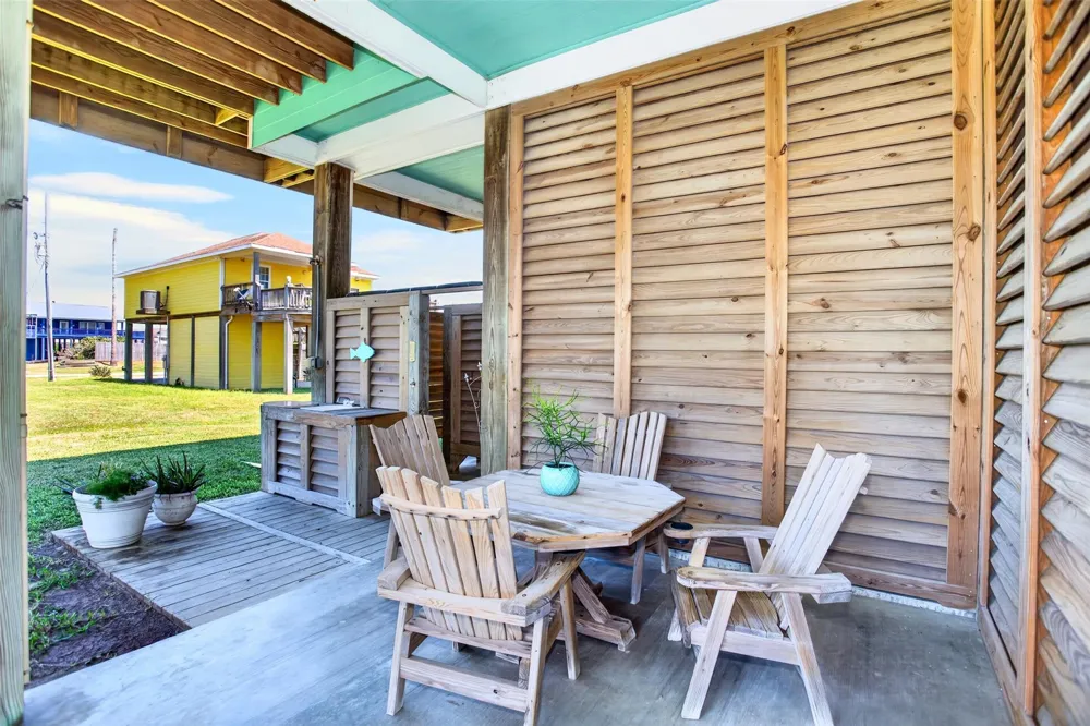 1335 Emerald Drive Crystal Beach, TX 77650