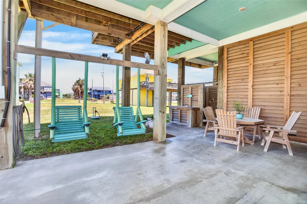 1335 Emerald Drive Crystal Beach, TX 77650