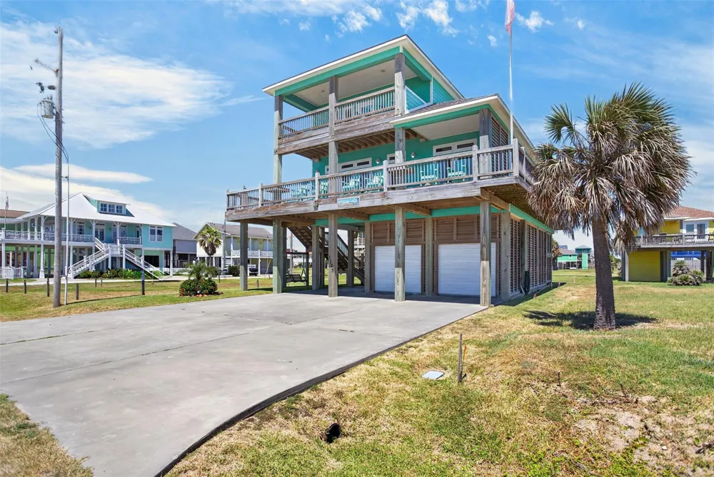 1335 Emerald Drive Crystal Beach, TX 77650