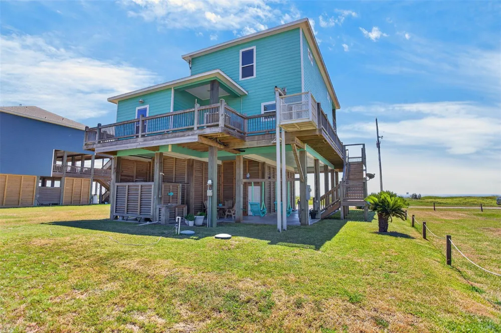 1335 Emerald Drive Crystal Beach, TX 77650