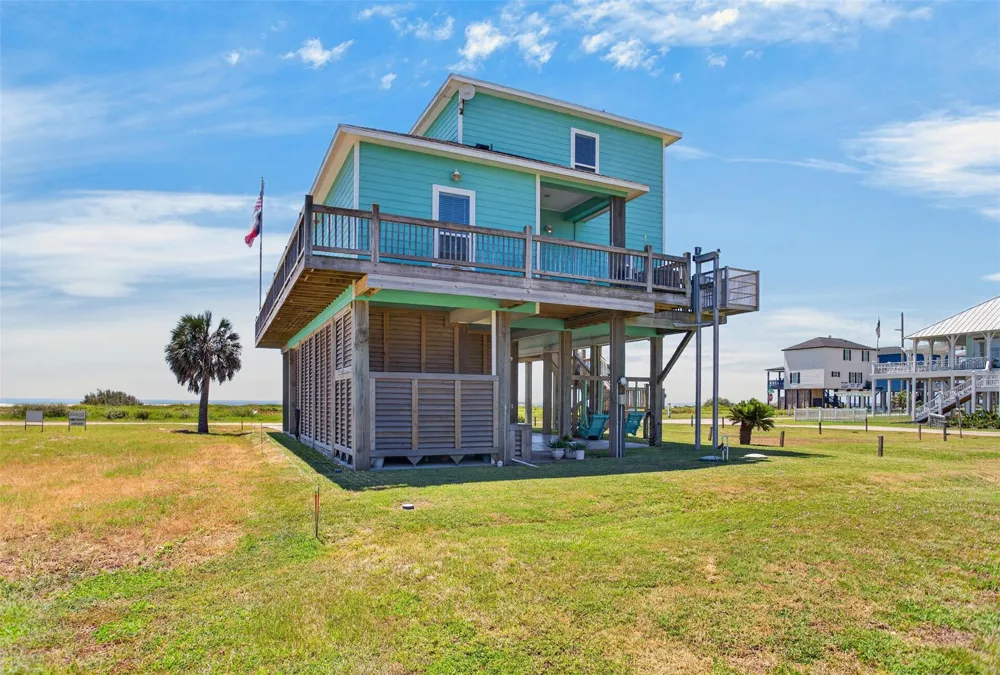 1335 Emerald Drive Crystal Beach, TX 77650