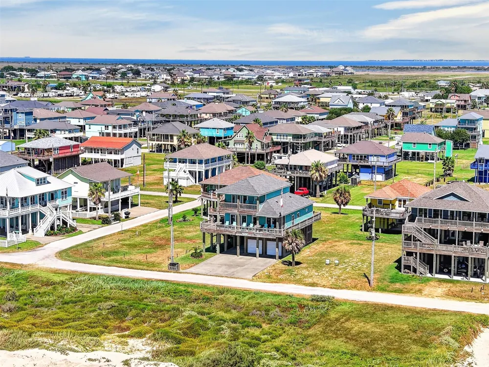 1335 Emerald Drive Crystal Beach, TX 77650