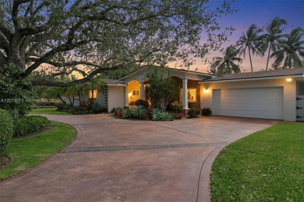 8220 SW 162nd St Palmetto Bay, FL 33157