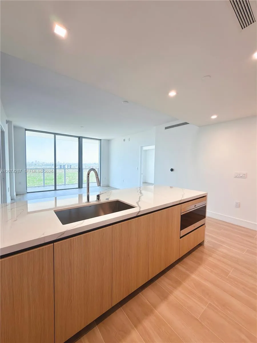 2411 Laguna circle #1503 North Miami, FL 33181