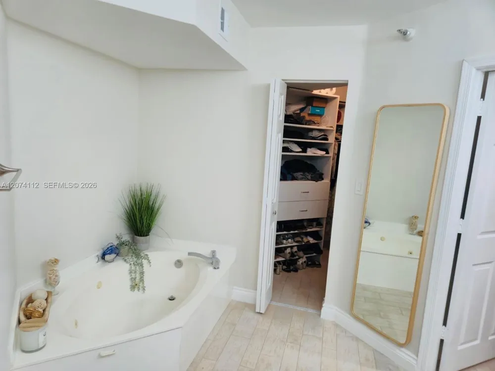 3530 Mystic Pointe Dr #2215 Aventura, FL 33180