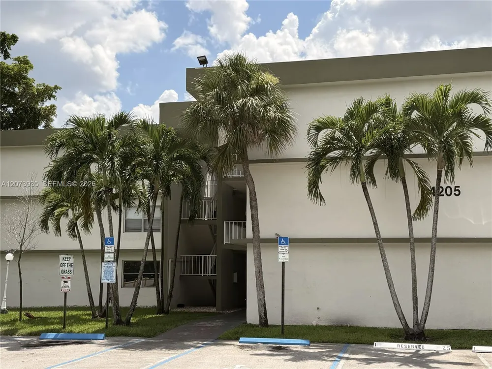 4205 University Dr #202 Sunrise, FL 33351