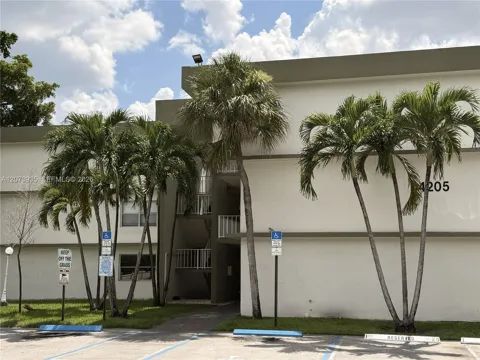 4205 University Dr #202