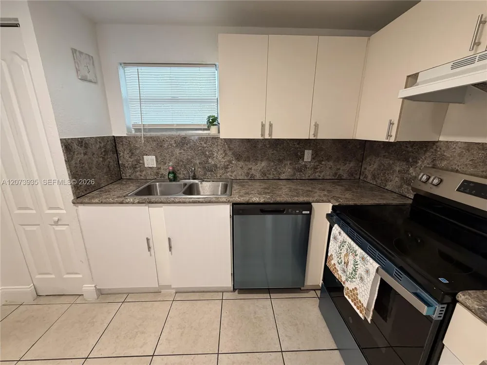 4205 University Dr #202 Sunrise, FL 33351